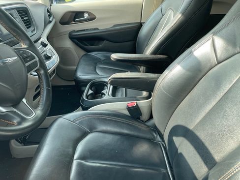 Used 2017 Chrysler Pacifica Touring-L FWD image 3