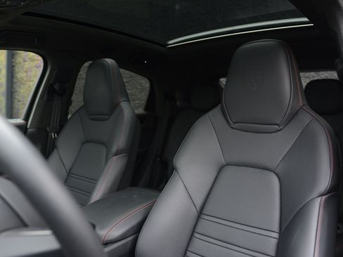 Certified 2025 Porsche Cayenne GTS AWD/4WD image 5