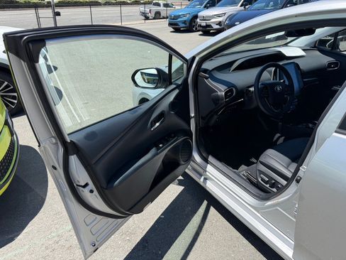 Used 2022 Toyota Prius Prime Limited FWD image 9