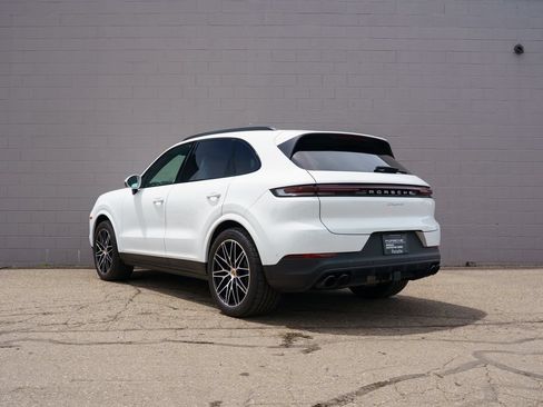 Certified 2026 Porsche Cayenne AWD/4WD image 3