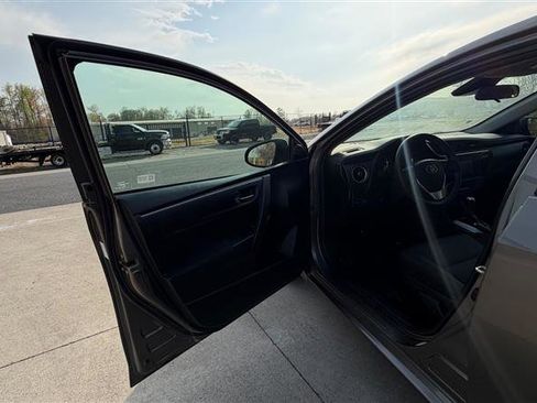 Used 2018 Toyota Corolla LE image 7