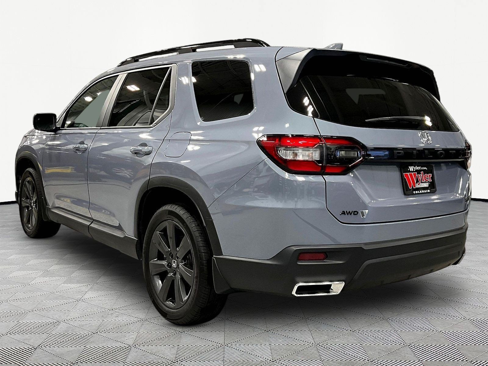 Used 2025 Honda Pilot Sport image 4