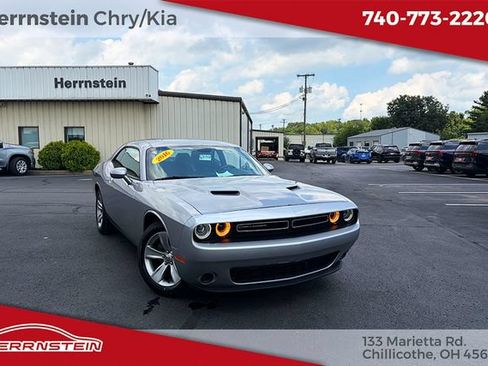 Used 2016 Dodge Challenger SXT RWD image 1
