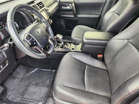 Used 2025 Chevrolet Traverse High Country FWD image 3