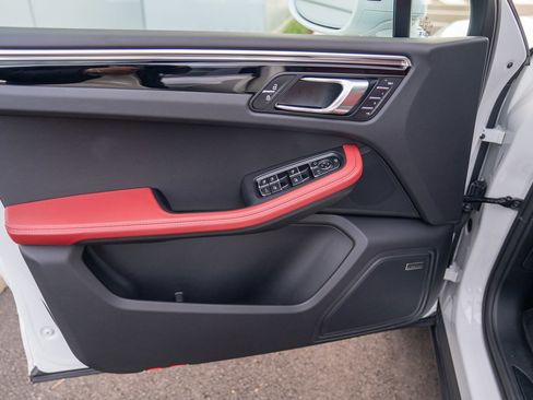 Used 2025 Porsche Macan image 10