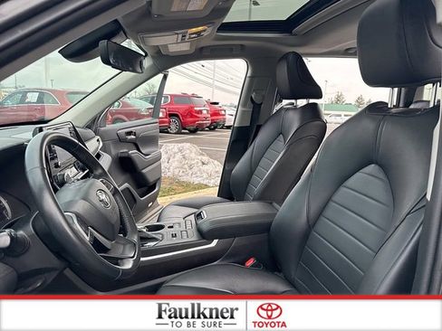 Used 2022 Toyota Highlander XLE image 10
