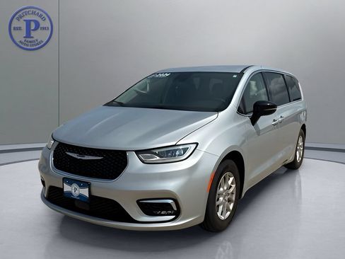 Used 2024 Chrysler Pacifica Touring-L FWD image 3