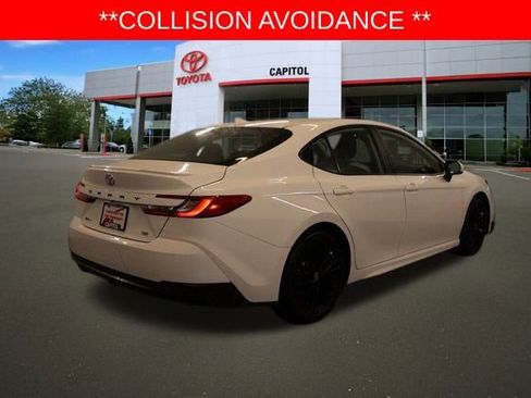 Used 2025 Toyota Camry SE image 5