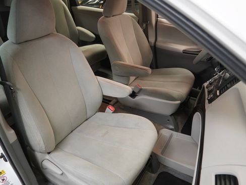 Used 2014 Toyota Sienna L FWD image 28
