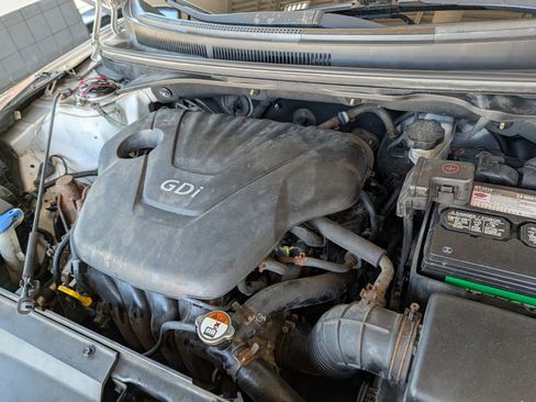 Used 2012 Hyundai Veloster FWD image 19