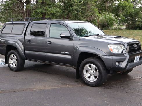 Used 2014 Toyota Tacoma V6 image 2