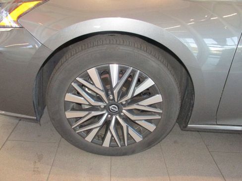 Used 2024 Nissan Altima 2.5 SV image 13