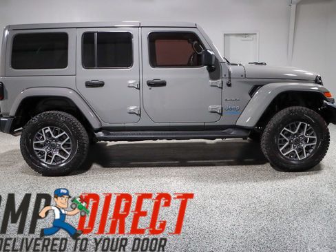 Used 2022 Jeep Wrangler Unlimited Sahara w/ Cold Weather Group AWD/4WD image 6