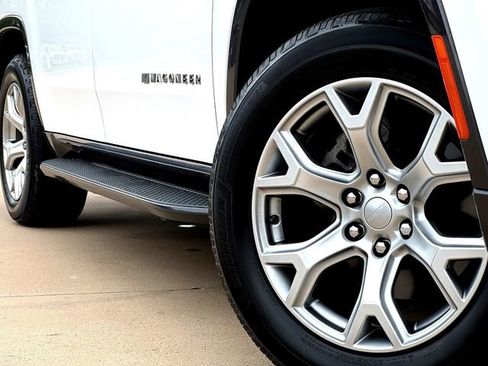 Used 2022 Jeep Wagoneer Series II w/ Flexible Seating Group AWD/4WD image 6