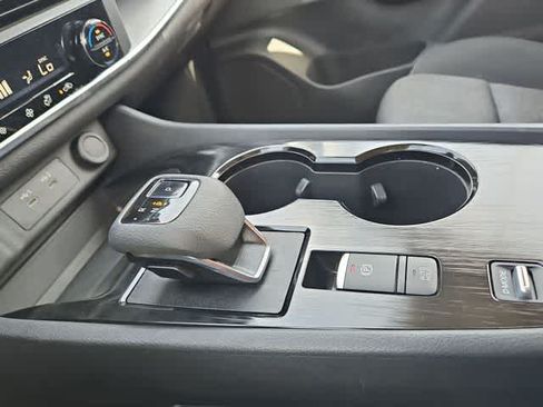 Used 2024 Nissan Rogue SV FWD image 25