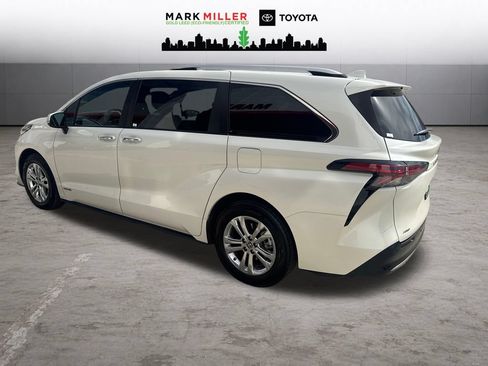 Used 2021 Toyota Sienna Platinum AWD/4WD image 3