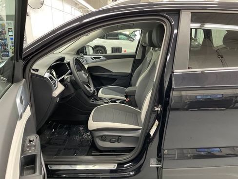 New 2025 Volkswagen Taos SE w/ Panoramic Sunroof Package AWD/4WD image 7