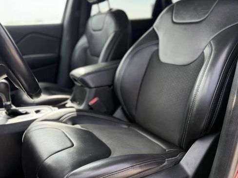 Used 2019 Jeep Cherokee Latitude Plus w/ Cold Weather Group image 11