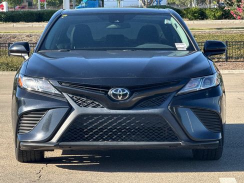 Used 2020 Toyota Camry SE w/ Blackout Package FWD image 9