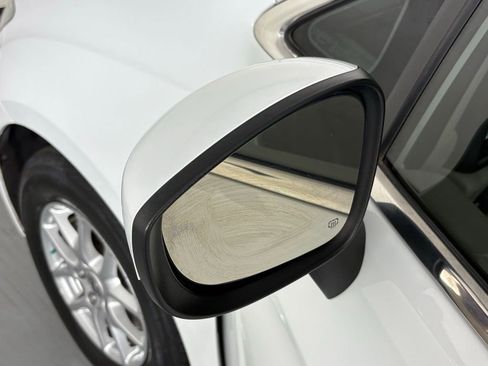 Used 2022 Chrysler Voyager LX FWD image 13
