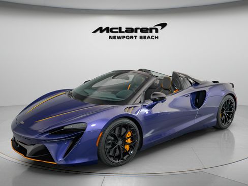 Used 2025 McLaren Artura Spider RWD image 35