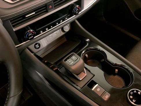 Used 2025 Nissan Rogue SV image 17