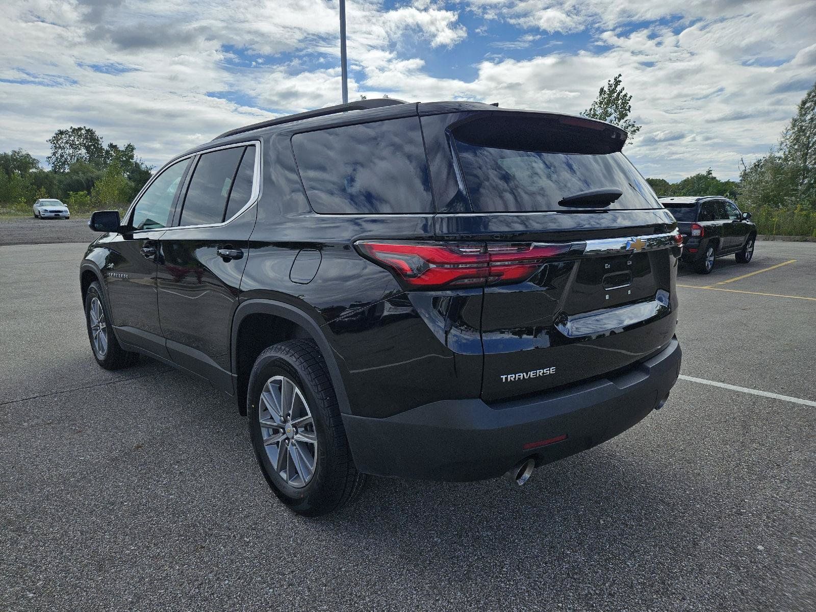 Used 2023 Chevrolet Traverse LT FWD image 5