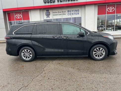 Certified 2023 Toyota Sienna XLE image 6