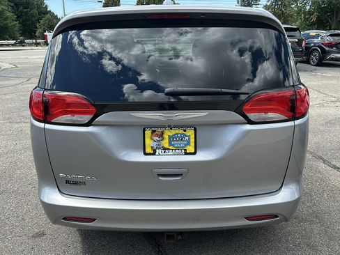 Used 2017 Chrysler Pacifica Touring FWD image 3