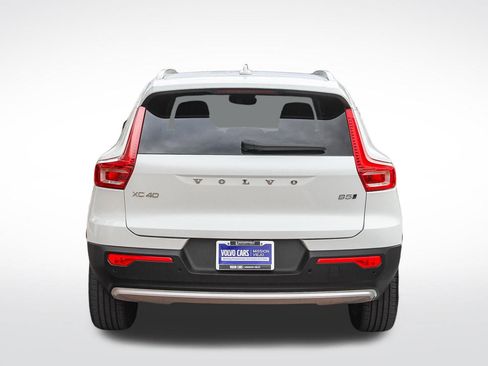 Used 2025 Volvo XC40 B5 Plus image 8