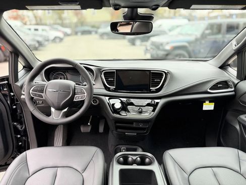 New 2026 Chrysler Pacifica Select image 9