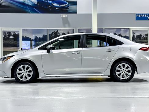 Used 2023 Toyota Corolla LE FWD image 2