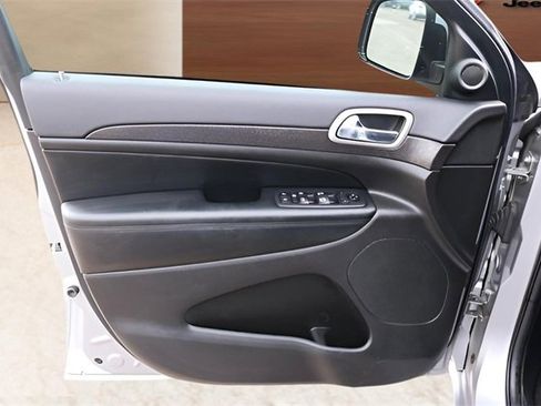 Used 2018 Jeep Grand Cherokee Altitude image 11