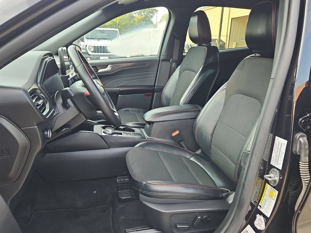 Used 2025 Ford Escape ST-Line AWD/4WD image 25