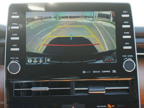 Used 2021 Toyota Avalon Limited image 8