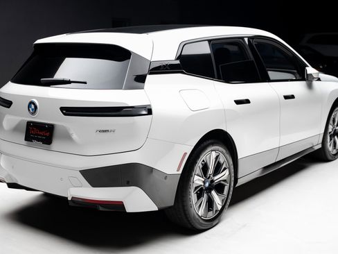 Used 2024 BMW iX xDrive50 w/ Premium Package image 33