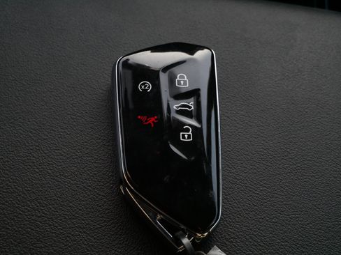 Certified 2025 Volkswagen Atlas Cross Sport SE w/ Panoramic Sunroof Package image 32