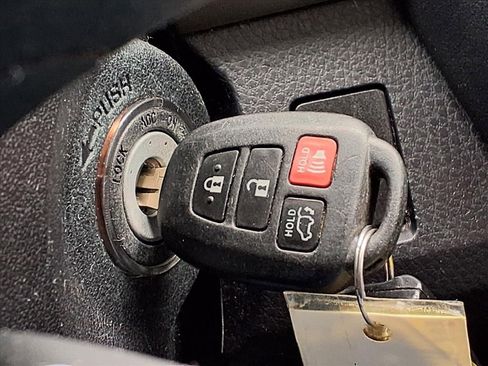 Used 2016 Toyota RAV4 XLE w/ Four Season Floor Mat Package image 27