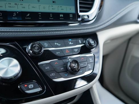 Used 2024 Chrysler Pacifica Limited image 21