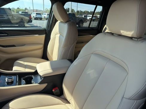 New 2026 Jeep Grand Cherokee Limited RWD image 9