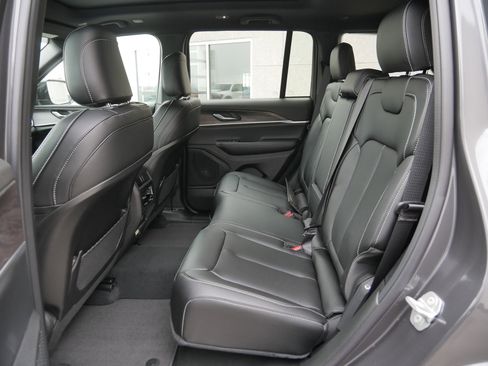 New 2025 Jeep Grand Cherokee Limited image 8