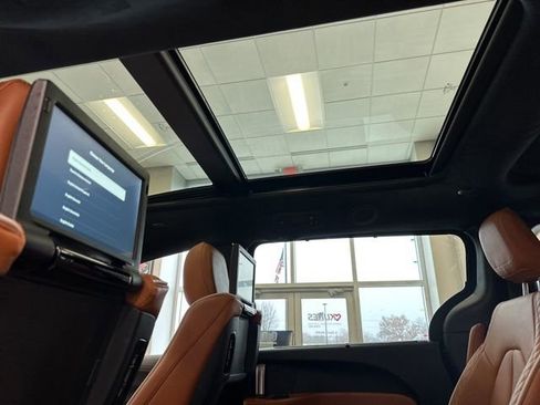 New 2026 Chrysler Pacifica Pinnacle image 25