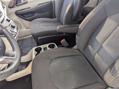 Used 2017 Chrysler Pacifica LX image 18