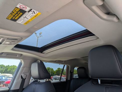 Used 2020 Toyota Highlander XLE AWD/4WD image 18