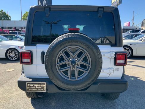 Used 2024 Jeep Wrangler Unlimited Sport AWD/4WD image 3