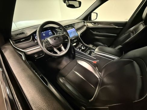 Used 2024 Jeep Grand Cherokee L Limited image 2