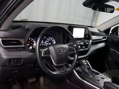 Used 2023 Toyota Highlander LE FWD image 7