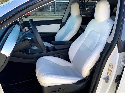 Used 2022 Tesla Model Y Long Range image 7