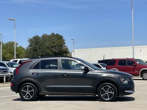 Used 2025 Kia Niro LX FWD image 3