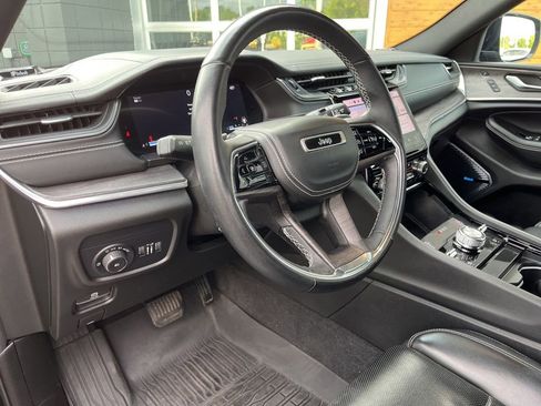 Used 2022 Jeep Grand Cherokee Overland w/ Luxury Tech Group IV AWD/4WD image 2